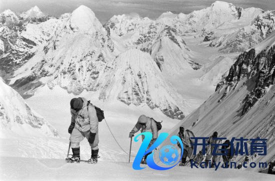  1960年5月，中国登山队队员在海拔7150米的冰雪坡上行进。新华社发