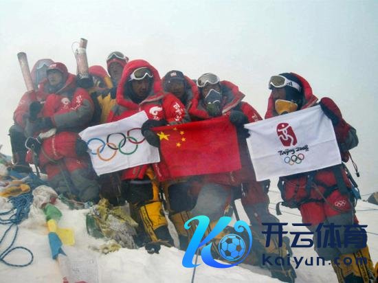 2008年5月8日，北京奥运圣火珠峰传递登山队收效登顶珠峰，中国登山队员在峰顶展示中国国旗、奥运五环旗和北京奥运会会徽旗。新华社发